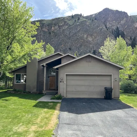 Spacious 3B/2BA house w/ fenced yard+mountain view