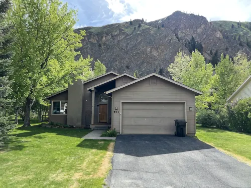 Spacious 3B/2BA house w/ fenced yard+mountain view - Wifi
