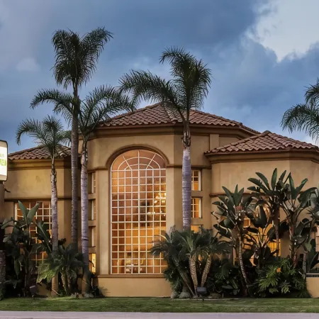 Wyndham Garden San Diego Near SeaWorld Отели рядом с достопримечательностью «Пляж Мишен-Бич»