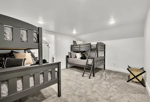 Modern Farm House Blocks from the Silos - Boutique