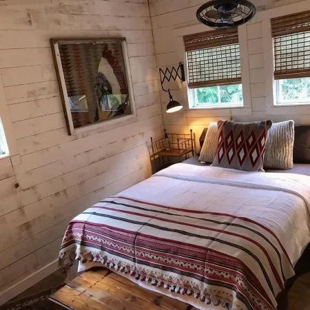 Cozy Cottage Nestled on Waters Edge Hotels in Fayette County