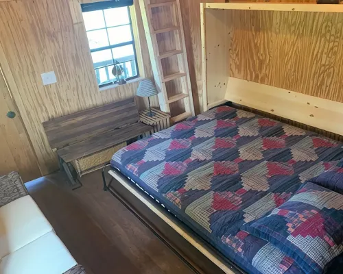 Big Mike's Cabin on the lake, next to ball diamonds nestled in 3 -cabin village Hotels in Brown County