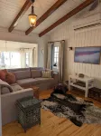 Dreamy Cottage right on the Lake, Dog Friendly! - Homestays