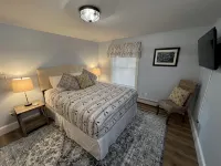 Newly renovated 3 bedroom, 2 bath bungalow, just steps to downtown BBH. - breakfast