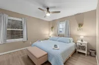 Outer Banks Haven: Pet-Friendly, Walk-to-Beach, EV Charging, Updated Kitchen - ブティック