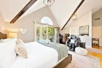 La Jolla Beach House. 2 Minute Walk to the Beach! - 5-Star
