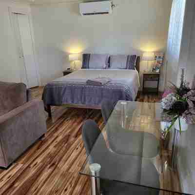 Private access, remote gate.  Netflix,  Foxtel,  Wi-Fi,  A/C, Rooms