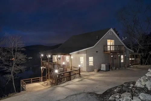 Lakefront Access with Tiki Bar, Hot Tub, Kayaks, and Stand Up Paddleboards - Boutique