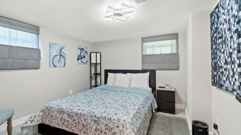 Gorgeous basement apt. w/chef kitchen, SPA bath, movie theater, hot tub & sauna