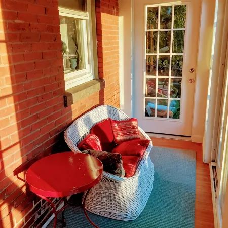 Panoramic view, large deck, ground floor apartment, walk to subway and beach