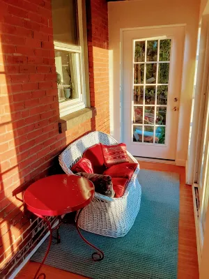Panoramic view, large deck, ground floor apartment, walk to subway and beach - balkon