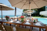 Casa La Playa, a 6 Bedroom FULLY STAFFED, MODERN BEACHFRONT VILLA,  Walk to Town