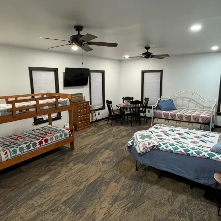 Quiet Relaxed Location Just Steps Away from Main Ave Shopping Hotels in Clear Lake