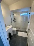 Beautiful 2BD + 2BA Home! King Beds! Hot Tub! Pool! Walk to downtown. - balcony