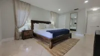 Designer 3 Br Home Heated Pool 3 mi. from the Beach & Downtown Private Backyard - 4-نجوم