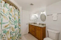 Cozy Condo with Gulf Peek – Steps from the Beach & Across from JW Marriott! - Beach