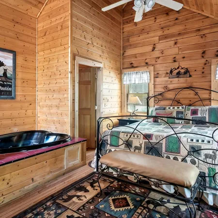 Couples Cabin - Private Hot Tub - 1 Mile to Parkway