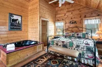 Couples Cabin - Private Hot Tub - 1 Mile to Parkway - Romanttinen