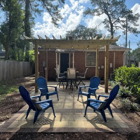 Fire-Pit, Patio & Pergola, Near Shops, Restaurants, King Bed, Pet-Friendly Yard
