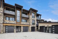 Near GLACIER/ Big MTN SKiing  & DTWN Whitefish! 3Bed/3Bath &HOT TUB w/VIEWS! - con encanto