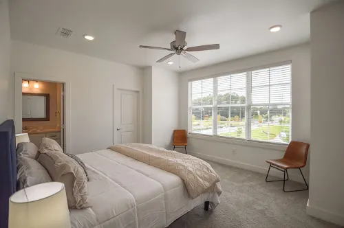 New  3BR/3.5BA condo 1.2 miles from MSU and 1.9 miles from the Cotton District! - WiFi