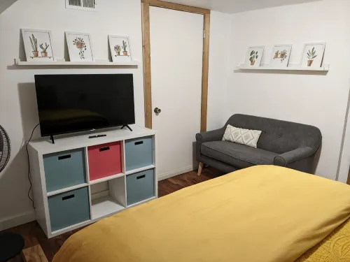 Lovely basement apartment with covered outdoor patio. - 3-Star