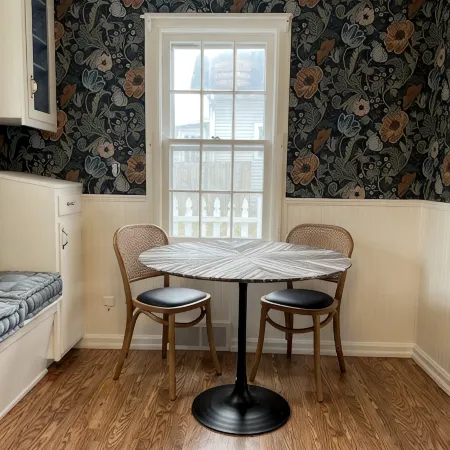 Charming 2 bedroom cottage close to downtown