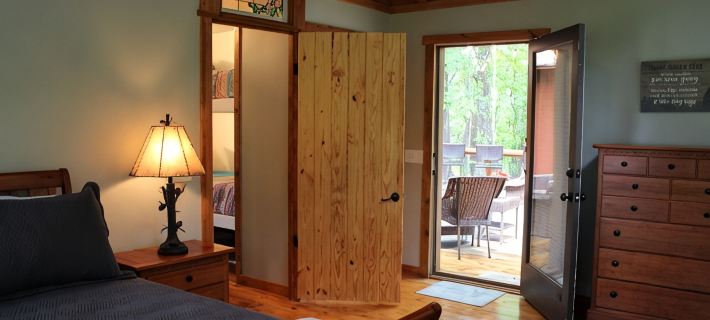 Private mountain cabin surrounded by Nat'l Forest! Visit wineries, hike the AT! Hotels in Lumpkin County