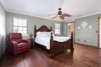 Spacious Welcoming Oasis With Gameroom - 4-Star