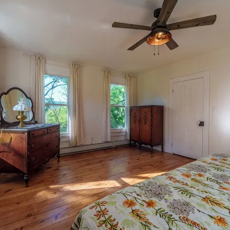 Breathtaking farmhouse with 4 bedrooms, Fishing, Kayaking, 6 acre pond!