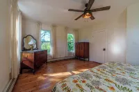 Breathtaking farmhouse with 4 bedrooms, Fishing, Kayaking, 6 acre pond! - Boutique