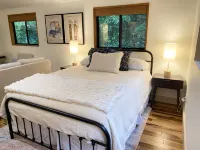 Peaceful Pines, luxury 4-bed, mid-century cabin - 3-Star