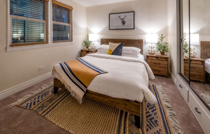 Pine Tree Hideaway with flat property/parking