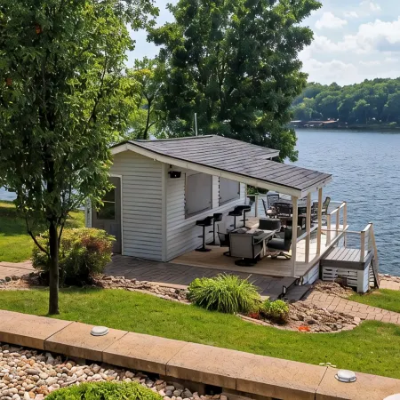 Lake Front Luxury-5 beds, 3 baths, Tiki Bar, 2 slip dock