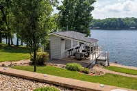 Lake Front Luxury-5 beds, 3 baths, Tiki Bar, 2 slip dock - 4-Star