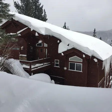 Luxury in prime location. Hot tub, games room with pool table. 4th night free.