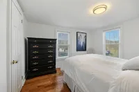 4BR Home w/ Yard & BBQ, 5 min walk to downtown Lee - 3-Star