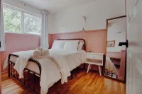 Idyllic Cozy Cottage w/ Deck Overlooking Greenbelt - 20 Mins from Stadiums - บ้านพักหลังเล็ก