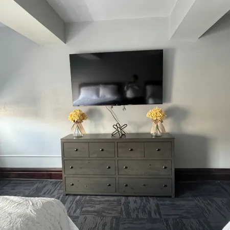 Historic Downtown Apt Steps from Eateries & Wvu