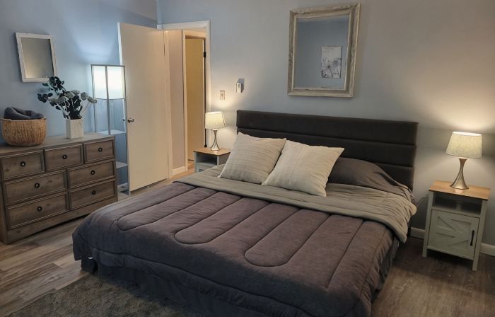 Modern. 5 min to Penn State Breakfast included, King bed, Game Room! Toftrees