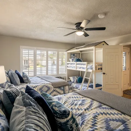 Hot Tub & Pool with 5 Cozy Bedrooms