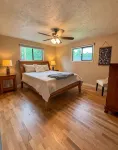 Newly remodeled cozy home with large yard. Close to U of O, Autzen, and Oakway. - 4-Star