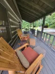 Remote, Modern, Cozy Cabin on 12 acres; Only 2.5 Miles from Traveler's Rest! - 샬레 호텔