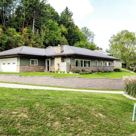 3Br Remodeled Ranch Style Home Close Downtown.  Quiet and Peaceful