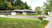 3Br Remodeled Ranch Style Home Close Downtown.  Quiet and Peaceful - Boutique