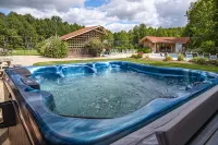Cheerful Family Manor- Sleeps 25 w/hot tub and private pool in Amish Country - 5 Sao