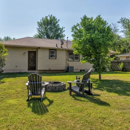 Des Moines Entire home  3 Bdms King; Queen; Twins  quiet near High Trestle Trail