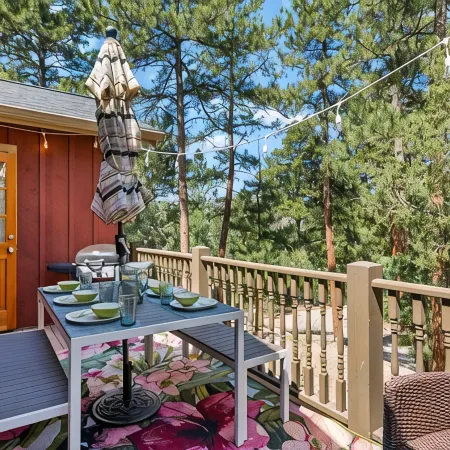 Cozy cabin with Hot tub Fireplace Fire pit Full kitchen Close to town and RMNP.