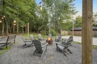 8 BEDROOM 5K Sq Ft Can Sleep 30, Minutes to Slopes and Lake, W/ VOLLEYBALL COURT - 4-Star