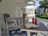Island House D : Stylish Updated Townhome - Steps to the Beach w/ Pool! - Pools